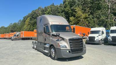 Freightliner Cascadia - 72" Raised Roof Double Bunk Sleeper, Detroit, Automatic, Battery Powered HVAC with Optimized Idle