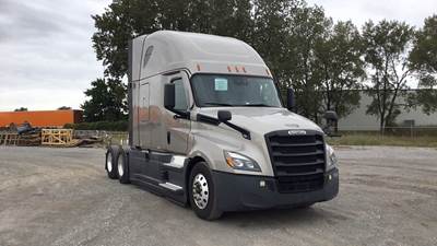 Freightliner Cascadia - 72" Raised Roof Double Bunk Sleeper, Detroit, Automatic, Battery Powered HVAC with Optimized Idle