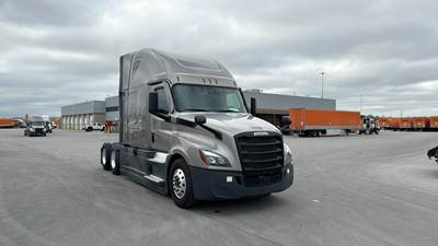 Freightliner Cascadia - 72" Raised Roof Double Bunk Sleeper, Detroit, Automatic, Battery Powered HVAC with Optimized Idle