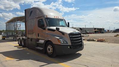 Freightliner Cascadia - 72" Raised Roof Double Bunk Sleeper, Detroit, Automatic, Battery Powered HVAC with Optimized Idle