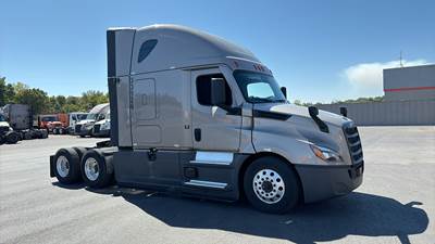 Freightliner Cascadia - 72" Raised Roof Double Bunk Sleeper, Detroit, Automatic, Optimized Idle