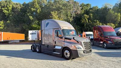 Freightliner Cascadia - 72" Raised Roof Double Bunk Sleeper, Detroit, Automatic, Optimized Idle