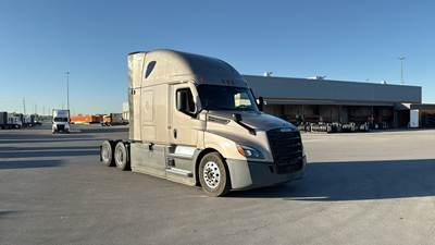Freightliner Cascadia - 72" Raised Roof Double Bunk Sleeper, Detroit, Automatic, Optimized Idle