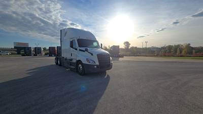 Freightliner Cascadia - 72" Raised Roof Double Bunk Sleeper, Detroit, Automatic, Battery Powered HVAC with Optimized Idle
