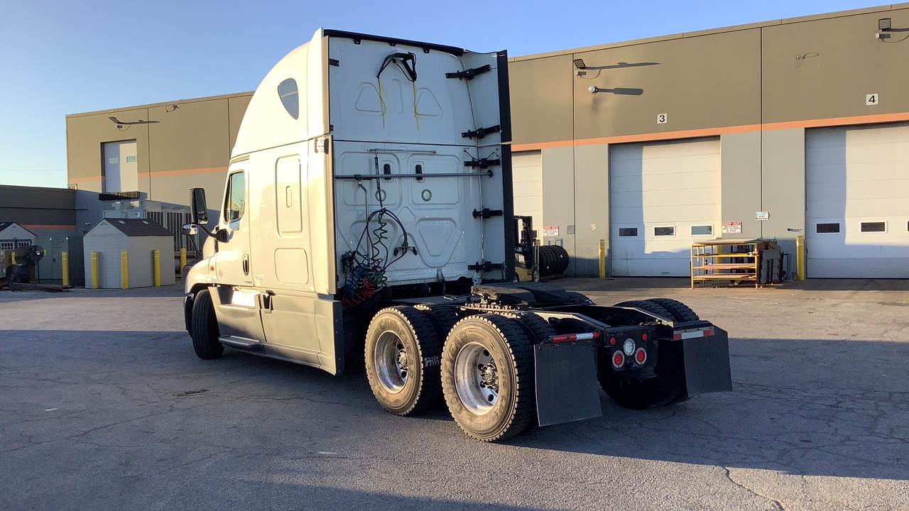 2018 Freightliner Cascadia Sleeper Semi Truck 72" Raised Roof, Detroit 400HP, Automatic For