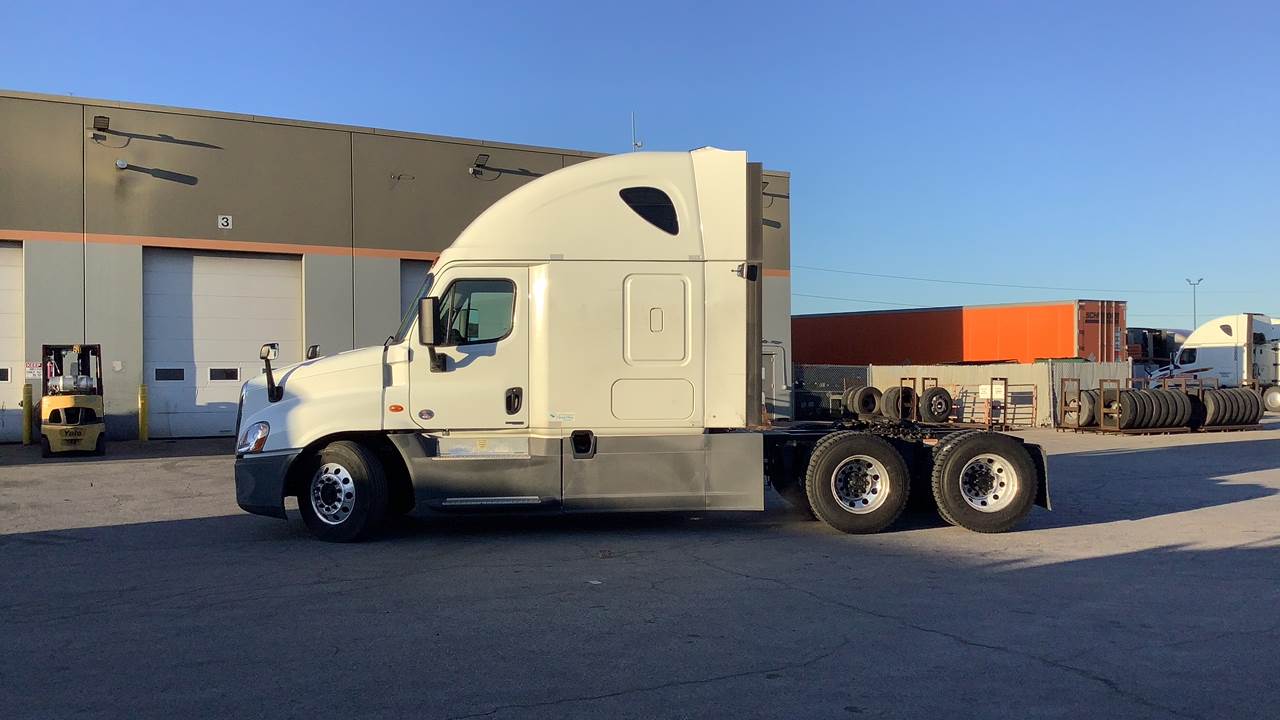 2018 Freightliner Cascadia Sleeper Semi Truck 72" Raised Roof, Detroit 400HP, Automatic For