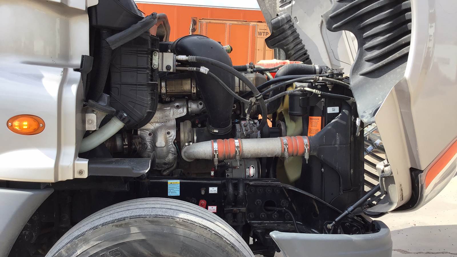 2018 Freightliner Cascadia Sleeper Semi Truck 72" Roof, Detroit 400HP