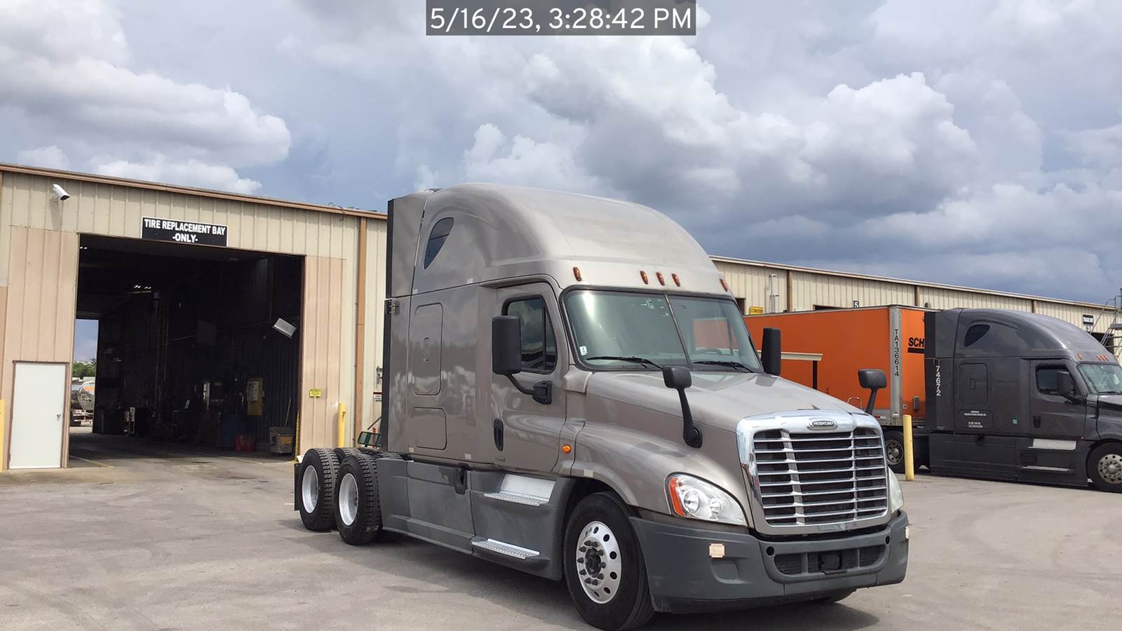 2018 Freightliner Cascadia Sleeper Semi Truck 72" Raised Roof