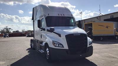 Freightliner Cascadia - 72" Raised Roof Double Bunk Sleeper, Detroit, Automatic