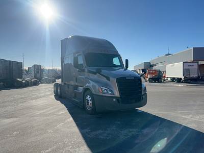 Freightliner Cascadia - 72" Raised Roof Double Bunk Sleeper, Detroit, Automatic, Optimized Idle