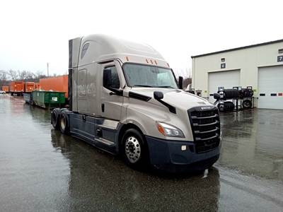 Freightliner Cascadia - 72" Raised Roof Double Bunk Sleeper, Detroit, Automatic, Optimized Idle