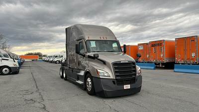 Freightliner Cascadia - 72" Raised Roof Double Bunk Sleeper, Detroit, Automatic, Optimized Idle