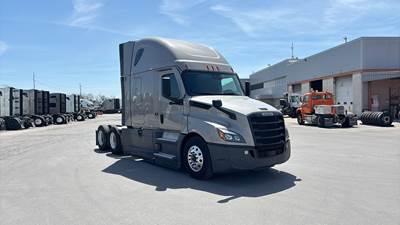 Freightliner Cascadia - 72" Raised Roof Double Bunk Sleeper, Detroit, Automatic, Optimized Idle