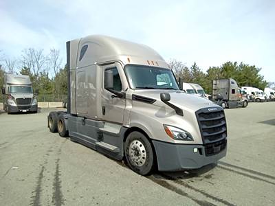 Freightliner Cascadia - 72" Raised Roof Double Bunk Sleeper, Detroit, Automatic, Battery Powered HVAC with Optimized Idle
