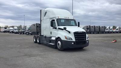 Freightliner Cascadia - 72" Raised Roof Double Bunk Sleeper, Detroit, Automatic