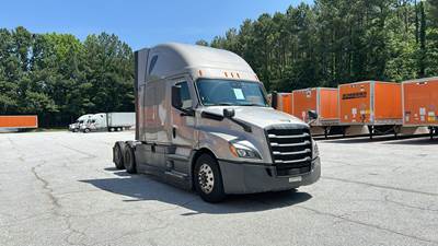Freightliner Cascadia - 72" Raised Roof Double Bunk Sleeper, Detroit, Automatic, Optimized Idle
