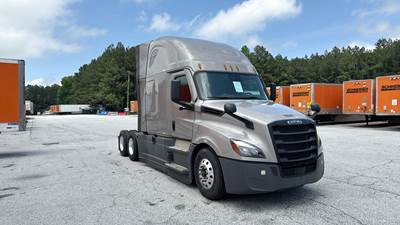 Freightliner Cascadia - 72" Raised Roof Double Bunk Sleeper, Detroit, Automatic, Optimized Idle