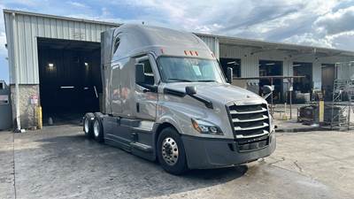 Freightliner Cascadia - 72" Raised Roof Double Bunk Sleeper, Detroit, Automatic, Optimized Idle