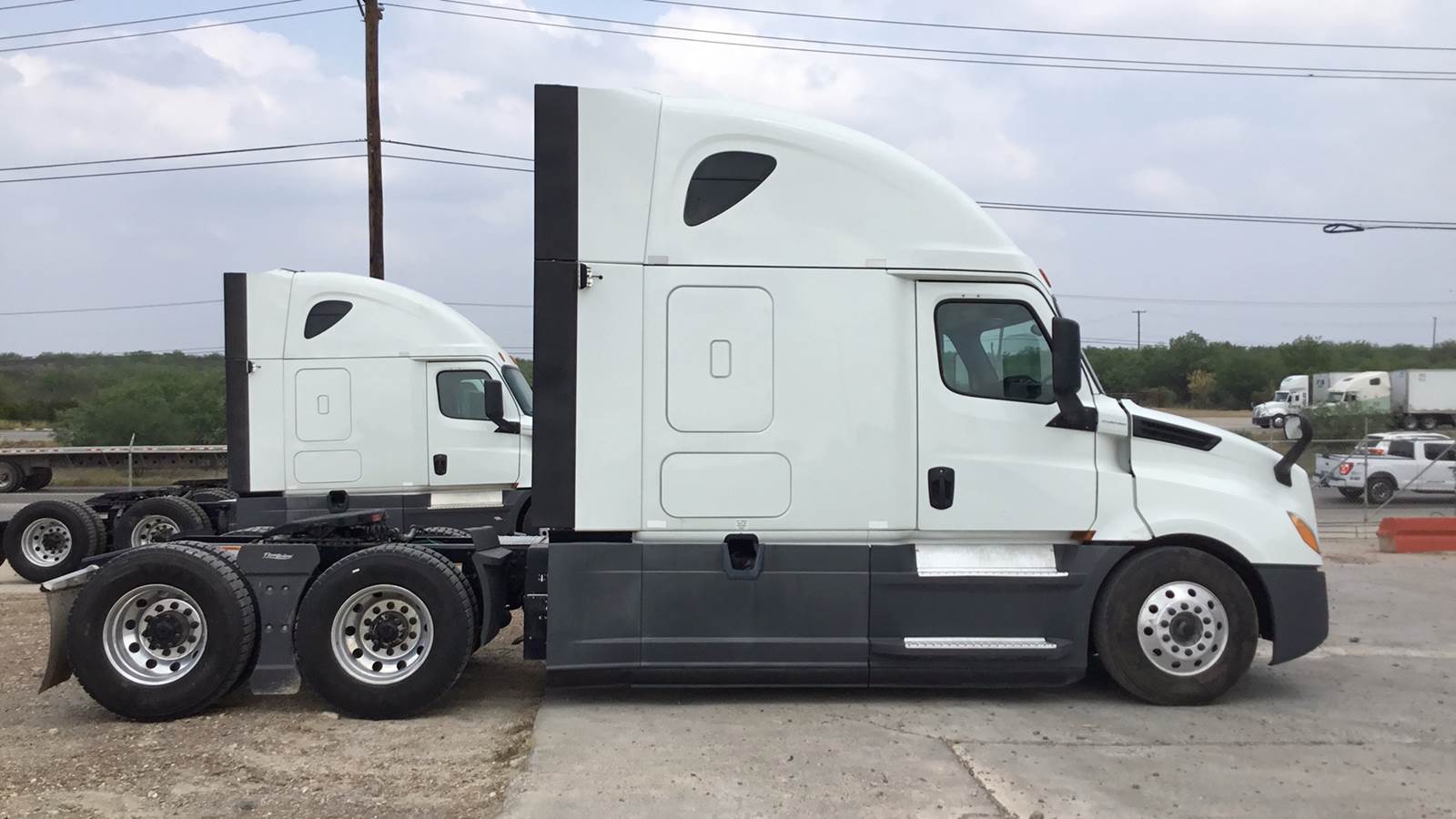 2020 Freightliner Sleeper Semi Truck 72" Raised Roof, Detroit