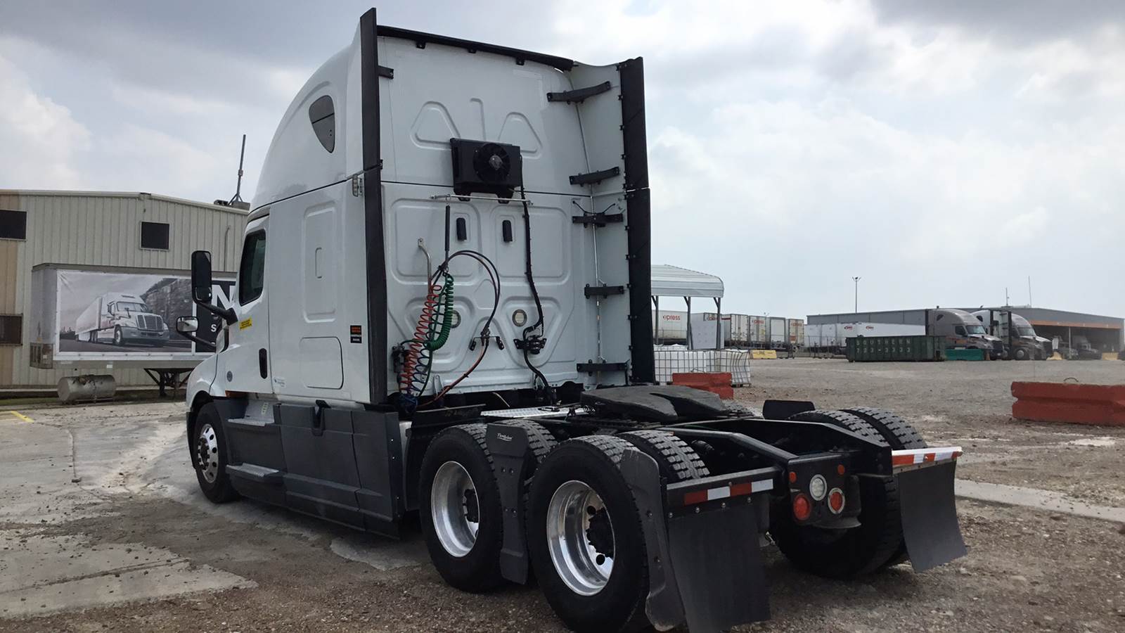 2020 Freightliner Sleeper Semi Truck 72" Raised Roof, Detroit
