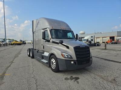 Freightliner Cascadia - 72" Raised Roof Double Bunk Sleeper, Detroit, Automatic, Optimized Idle