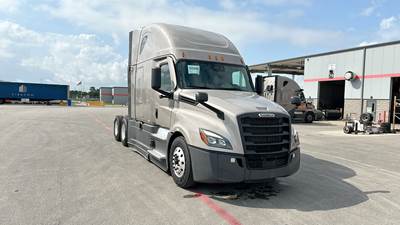 Freightliner Cascadia - 72" Raised Roof Double Bunk Sleeper, Detroit, Automatic, Optimized Idle