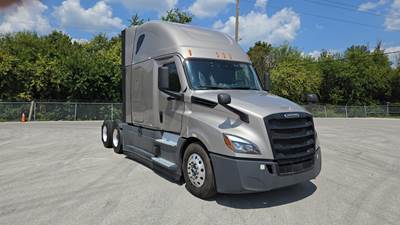 Freightliner Cascadia - 72" Raised Roof Double Bunk Sleeper, Detroit, Automatic, Optimized Idle