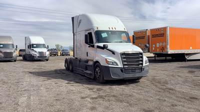 Freightliner Cascadia - 72" Raised Roof Double Bunk Sleeper, Detroit, Automatic
