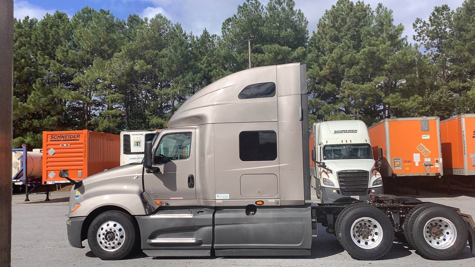 2018 International LT Sleeper Semi Truck 73" Roof, Cummins 400HP