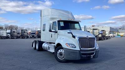 International LT - 73" Hi Rise Sleeper, International A26, Automatic