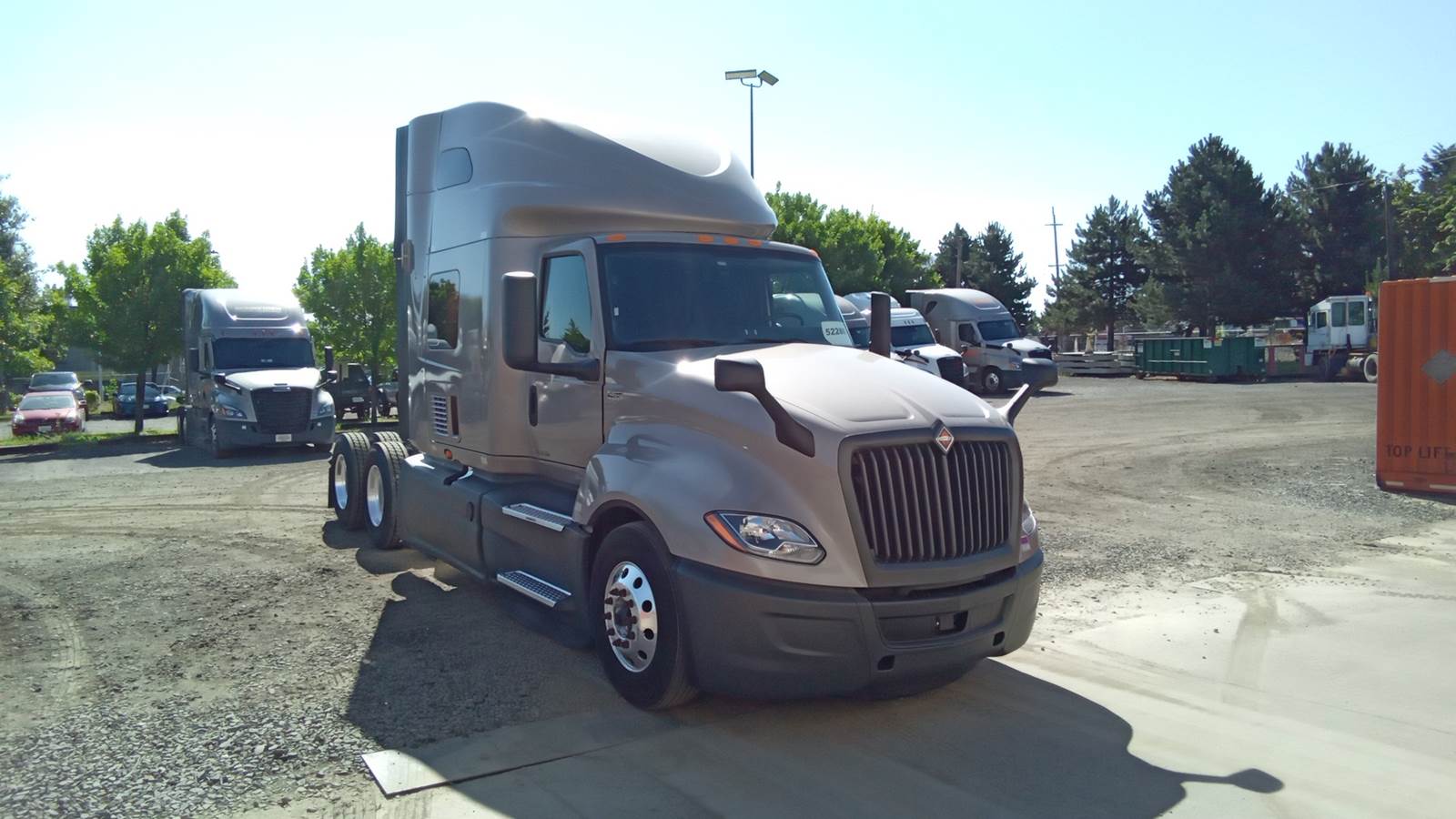 2022 International sleeper semi-truck