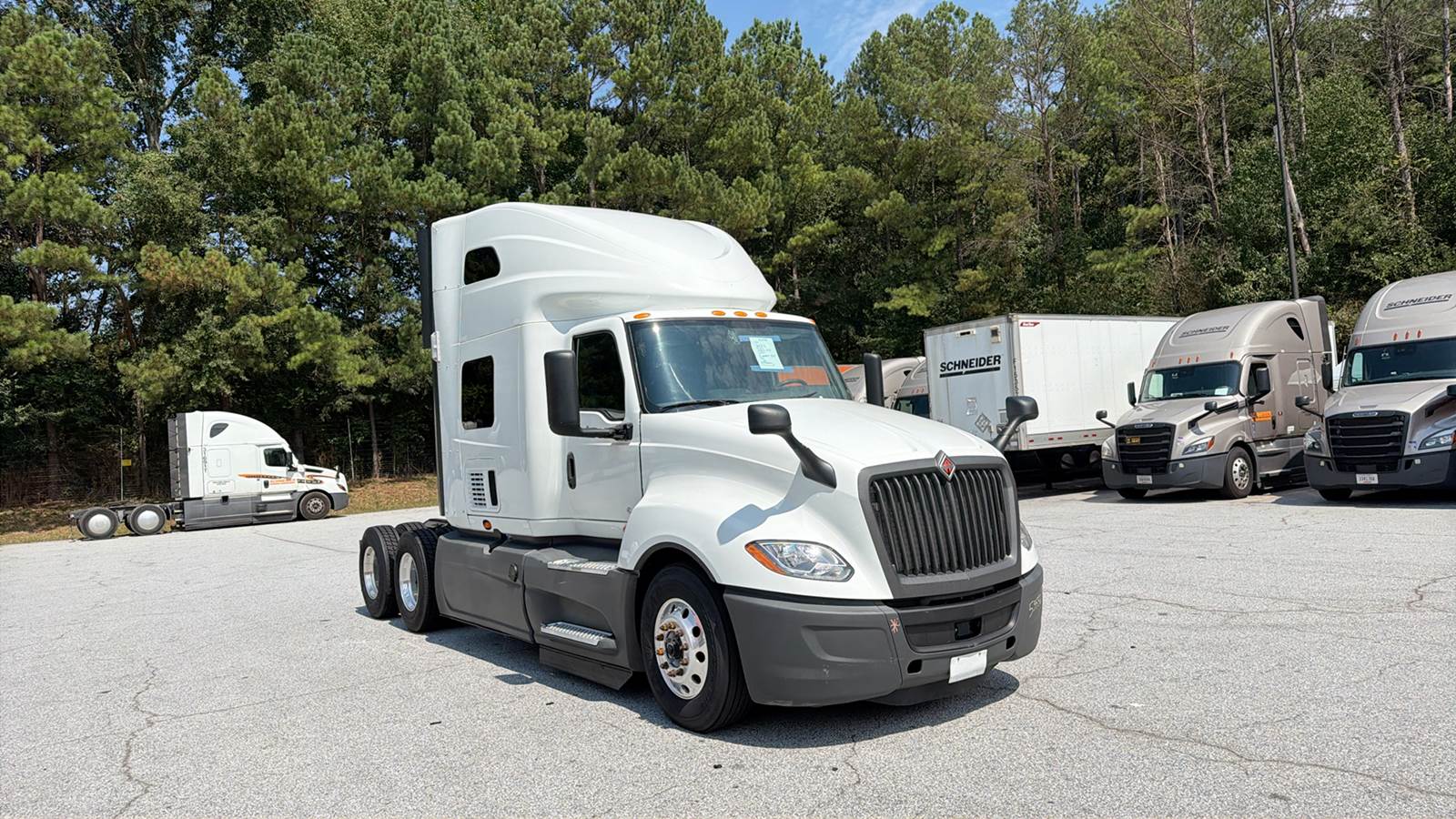 2022 International sleeper semi-truck
