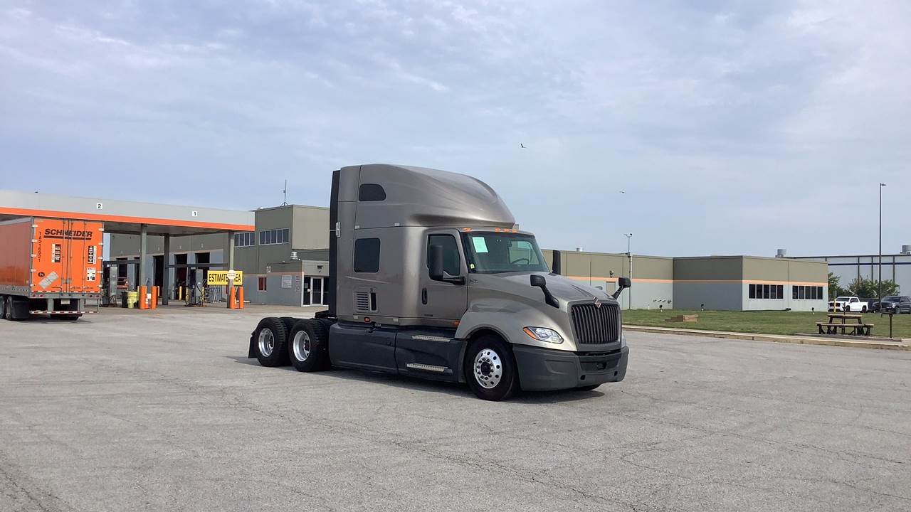 2022 International sleeper semi-truck