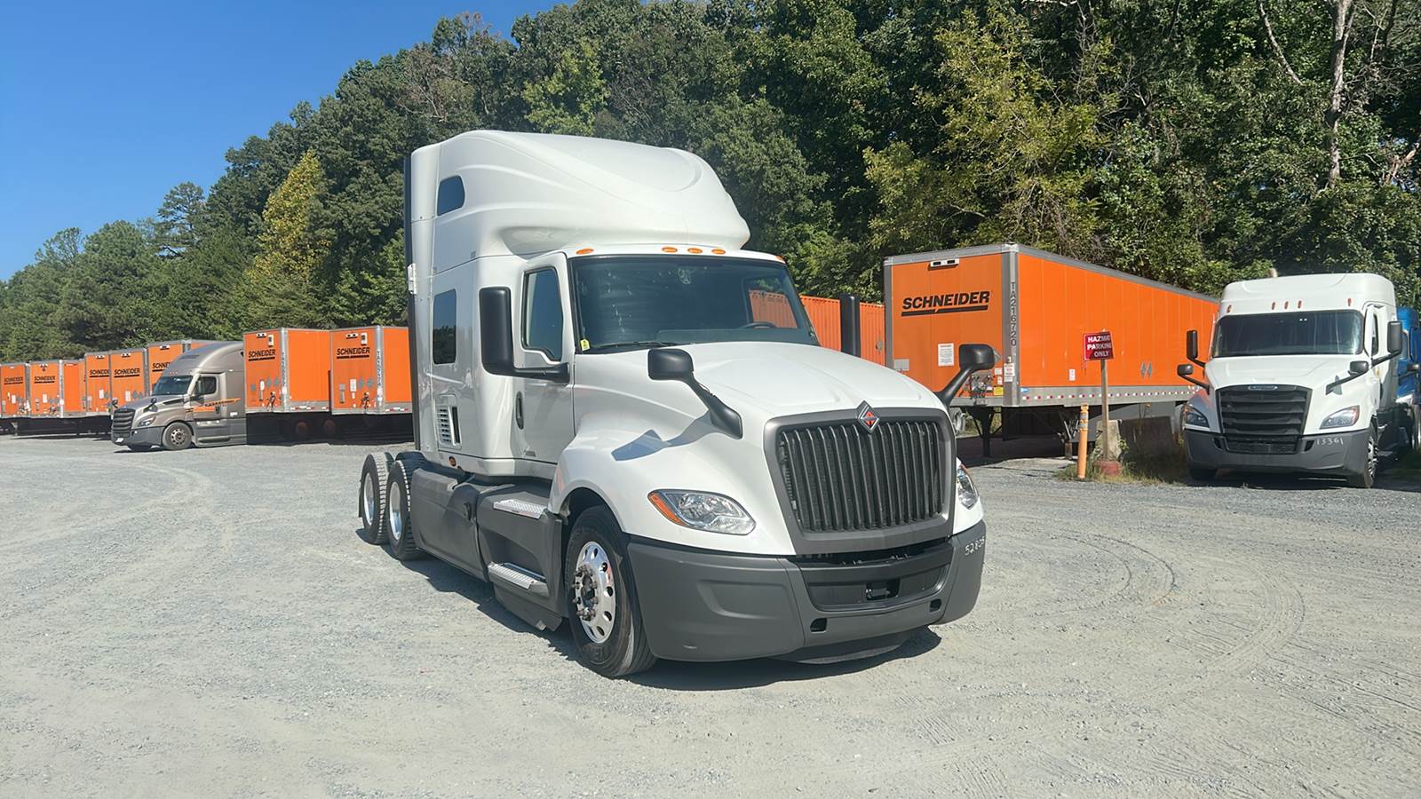 2022 International sleeper semi-truck