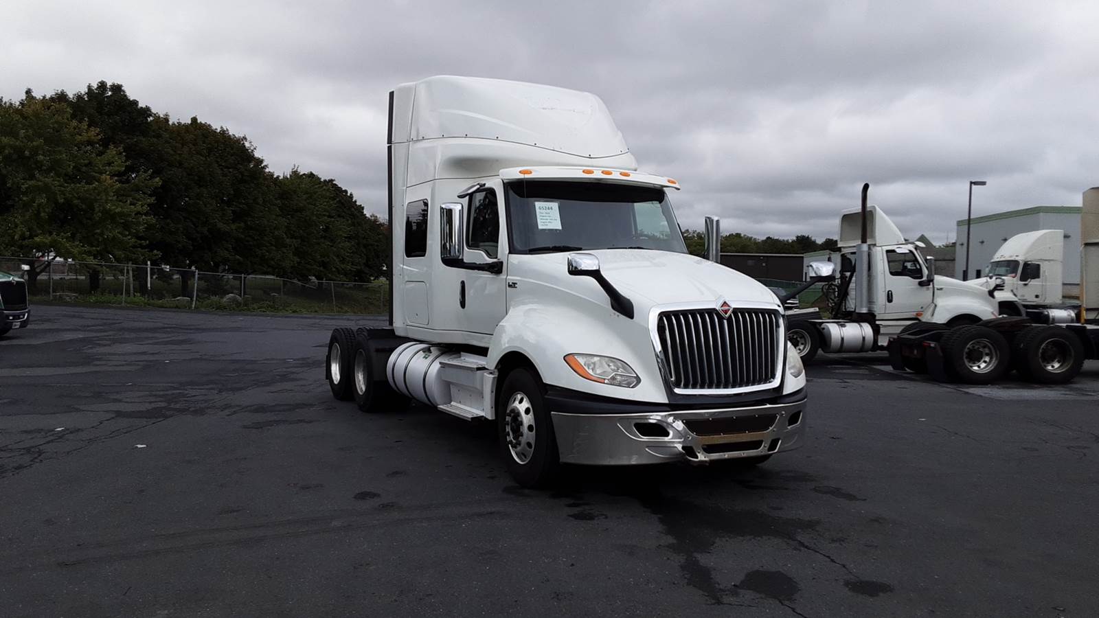 2020 International sleeper semi-truck