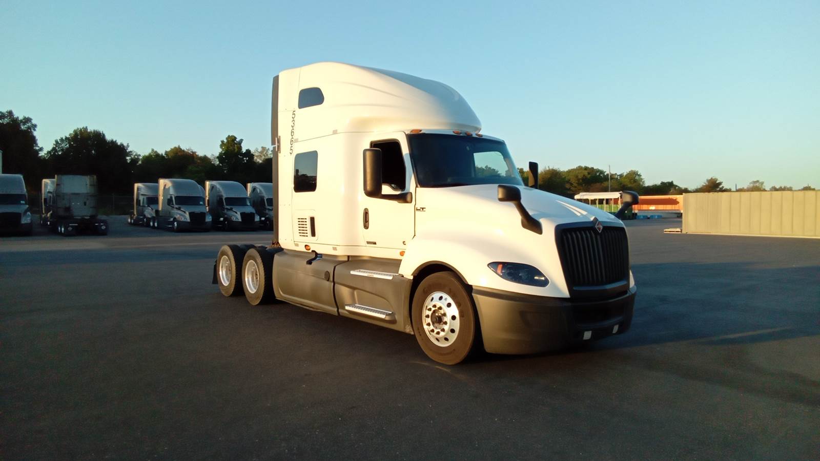 2022 International sleeper semi-truck
