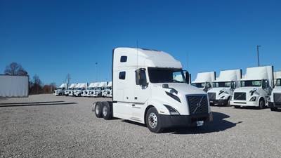 Volvo VNL760 Sleeper Semi Truck, Volvo D-13, Automatic