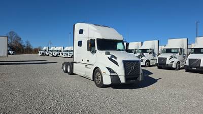 Volvo VNL760 Sleeper Semi Truck, Volvo D-13, Automatic