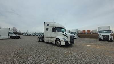 Volvo VNL760 Sleeper Semi Truck, Volvo D-13, Automatic