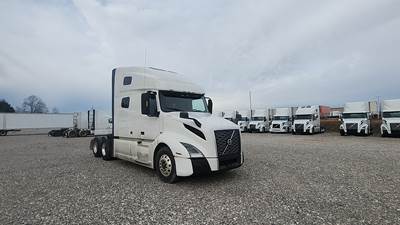 Volvo VNL760 Sleeper Semi Truck, Volvo D-13, Automatic