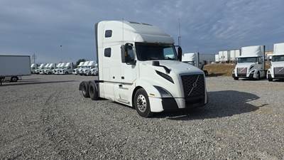 Volvo VNL760 Sleeper Semi Truck, Volvo D-13, Automatic