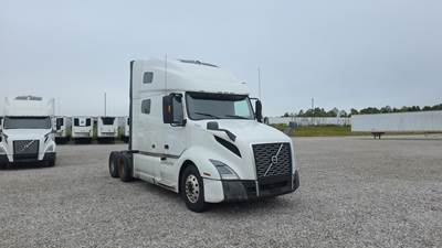 Volvo VNL760 Sleeper Semi Truck, Volvo D-13, Automatic, APU Equipped