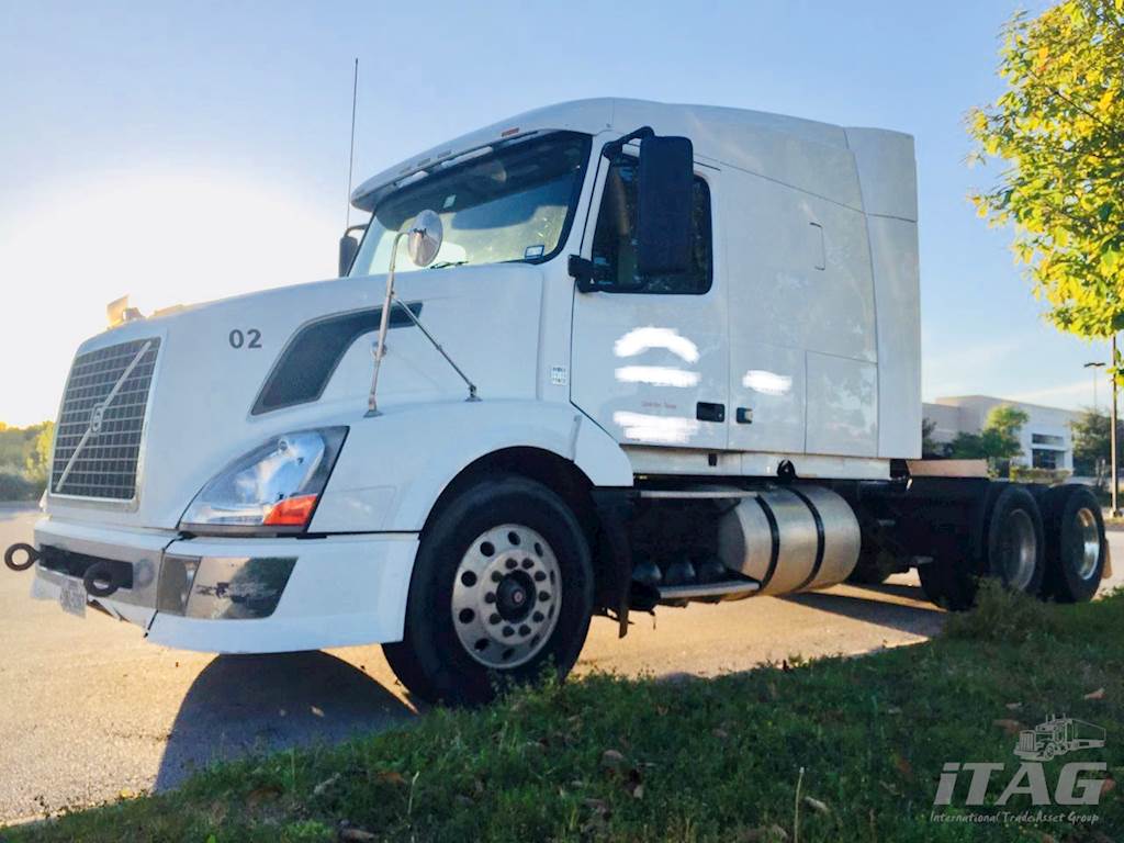 2009 Volvo 630 Sleeper Semi Truck 885 000 Miles Mid Cab Sleeper
