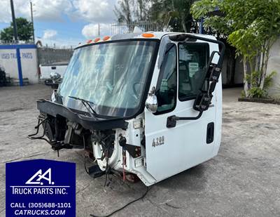 2004 International 4200 SBA - SET-BACK-AXLE Cab