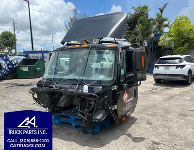 2005 International 8600 SBA Cab