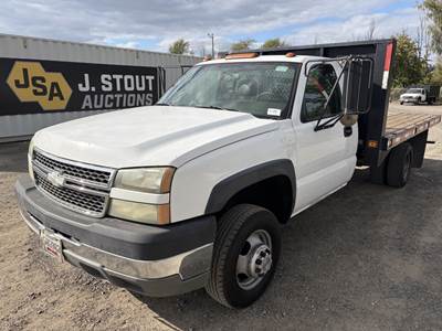 2005 Chevrolet Silverado Flatbed Truck