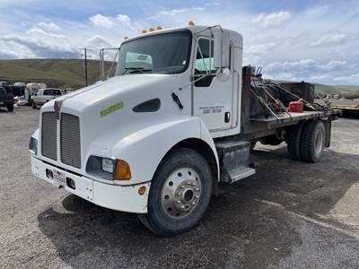 2004 Kenworth T300 S/A Flatbed Truck