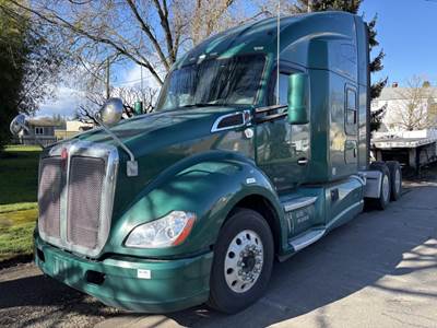2016 Kenworth T680 T/A Sleeper Truck