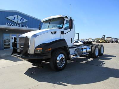 Caterpillar CT660S Day Cab Truck - CT13 450HP, 10 Speed Manual