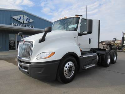 International LT Day Cab Truck - Cummins 400HP, 10 Speed Ultrashift Amt